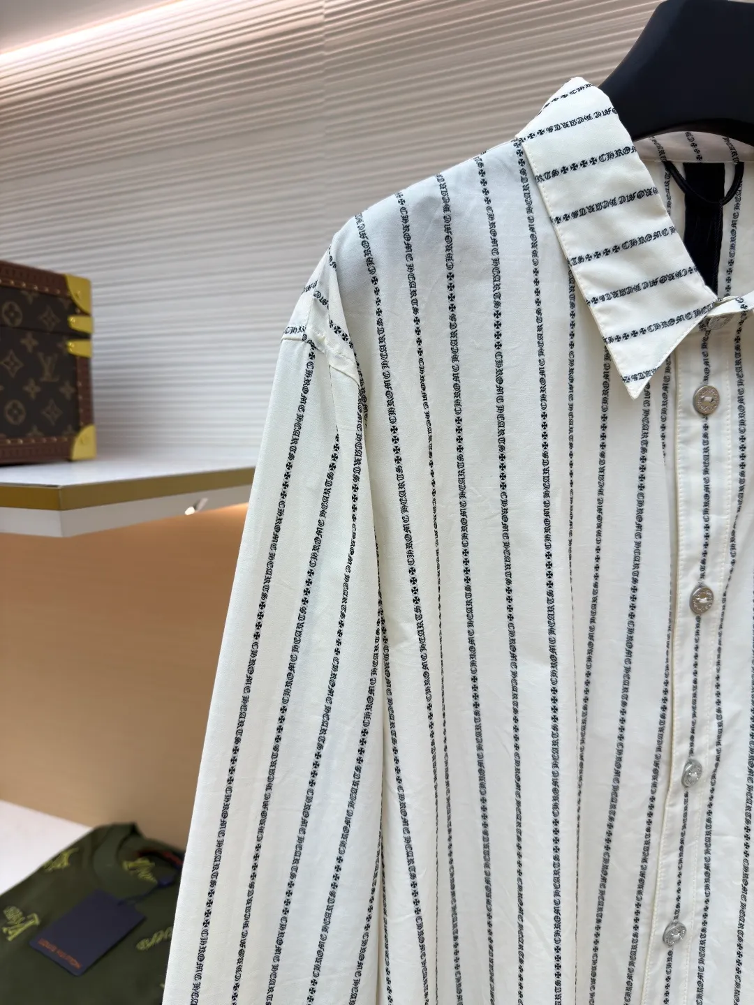 Chrome Hearts Sanskrit all-over yarn-dyed shirt ●Item number: 1680866-B60 ●Fabric: shirt fabric ●Technology: printing production ●Version: loose fit ●Weight: about 265 grams ●Size: S-M-L ●Description: The custom-dyed knitting yarn is made of 100-count double-ply yarn. (Minimum quantity of 1000 meters) is made on a large-scale yarn-dyed jacquard machine. It is paired with professional shirt ironing and sleeve ironing. Customized mold opening 14mm glazed black and silver buttons. Customized black and white printed small label. Customized 2.2×12cm black label. 0.3cm leather hanging ears. Customized accessories. The workmanship details are very good. The overall wiring is straight and delicate, the fabric is comfortable and soft, and the color is consistent without color difference. It can be matched with the same style to create a fashionable look and control various occasions. Customized accessories, complete with three standards, same style for men and women!